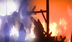 Puente Piedra: se registró incendio en una fábrica clandestina de plástico