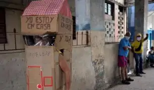 Cuba: anciana se protege del COVID-19 utilizando un curioso traje de cartón