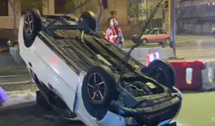 Conductor de vehículo se quedó dormido y volcó su auto en la avenida Abancay