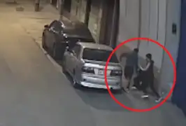 SJM: cámaras de vigilancia captan cogoteo y asalto a una joven