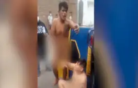 Vecinos desnudan a ladrones que arrastraron a joven para quitarle celular