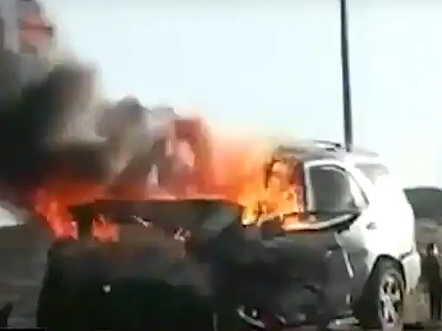 Ica: dos vehículos se incendian tras chocar frontalmente