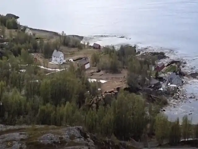 Captan impresionante deslizamiento de tierra en costa de Noruega
