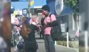 Arequipa: ambulante permite a cliente probarse varias mascarillas antes de comprar