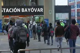 Metro de Lima: Largas colas continuaron en segundo día sin cuarentena