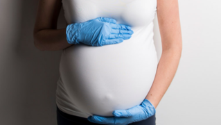 Embarazadas con Covid-19 podrían transmitir el virus a sus bebés, según estudio