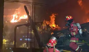 Incendio de grandes proporciones destruye seis viviendas en Los Olivos