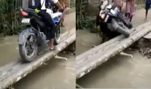 India: Captan instante en el que motociclista es arrastrado por caudal del río