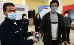 Ingenieros peruanos donan reguladores de oxígeno para pacientes que luchan contra el COVID-19