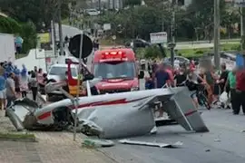 Brasil: avioneta se estrella en una calle transitada