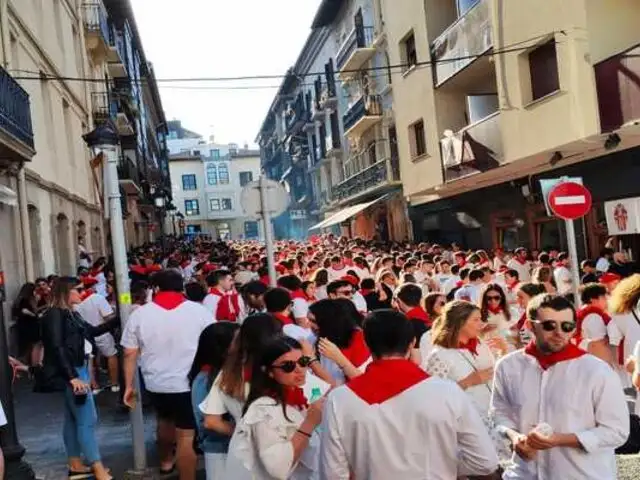 España: centenares de jóvenes se juntaron para celebrar festividad en plena crisis sanitaria