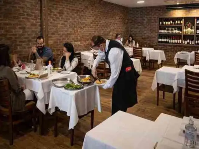 Restaurantes y bares de Sao Paulo reabrieron a pesar de ser el epicentro de la COVID-19 en Brasil