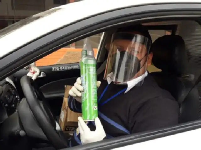 Trujillo: taxista usa balón de oxígeno portátil para ayudar a personas con coronavirus en caso de emergencia