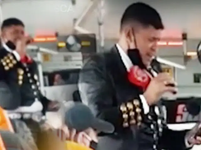 Mariachi canta sin mascarilla en bus de transporte público