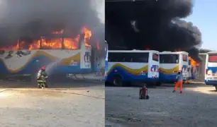 Piura: incendio consume dos buses en una cochera