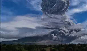 Indonesia: volcán Sinabung expulsa una columna de ceniza de 4500 metros