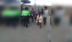 Arequipa: policías compraron ropa para donar a familias de extrema pobreza