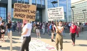 Bélgica: decenas de personas protestaron contra uso de mascarillas
