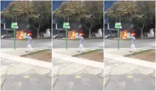 Av. Benavides: llamas arrasaron con bus de transporte público