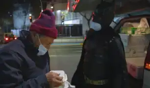 Batman chileno reparte comida a los más necesitados en Santiago