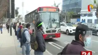 Pasajeros sufren para abordar un bus de los corredores complementarios