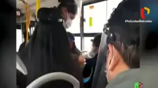 Cobradora es captada prestando protectores faciales a pasajeros