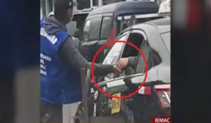 Rímac: parqueadores informales cierran calle y cobran “peaje” a conductores