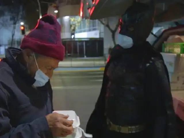 Batman chileno reparte comida a los más necesitados en Santiago