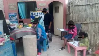 Arequipa: adolescente ayuda y dicta clases a niños desde el patio de su hogar