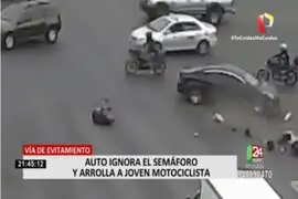 Vía Evitamiento: Un conductor ignora semáforo y arrolla a joven motociclista