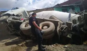 Huancayo: camión mezclador de concreto se despista y vuelca sobre vivienda