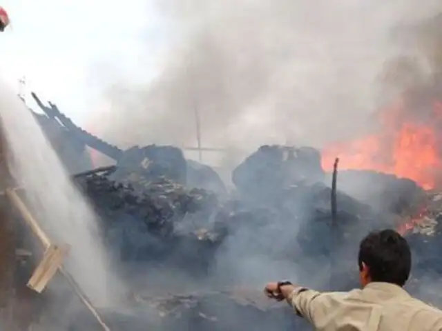 Chiclayo: cortocircuito en postes habría provocado incendio en viviendas