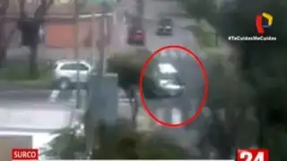 Surco: Motociclista sale volando tras estrellarse contra un automóvil