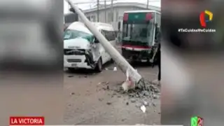 La Victoria: Poste aplasta una combi tras ser derribado por choque