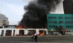 Cercado de Lima: incendio consumió una galería de la avenida 28 de Julio