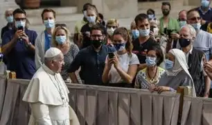 Papa Francisco evitó contacto físico con feligreses y les pidió disculpas