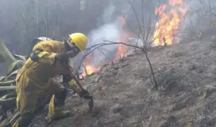 Autoridades y lugareños luchan para apagar dos incendios forestales en Áncash
