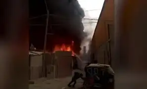 Incendio de grandes proporciones arrasó con fábrica de pinturas de Comas