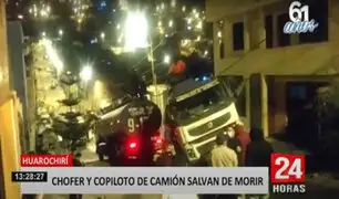 Huarochirí: violento accidente deja a conductor y ayudante de camión atrapados