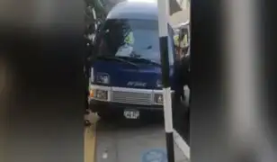 Conductor sin licencia casi atropella a fiscalizadores para escapar de operativo en Surco