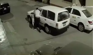Surco: delincuente roba auto empujándolo varios metros