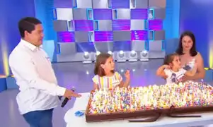 Niñas del cumpleaños viral apagan 500 velas de una torta