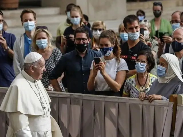 Papa Francisco evitó contacto físico con feligreses y les pidió disculpas