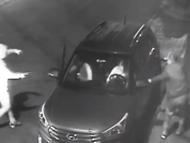 Ate: en 30 segundos delincuentes le roban camioneta a mujer