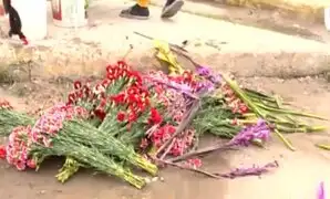 Comerciantes tiran flores a la basura tras cierre de cementerios en Lima