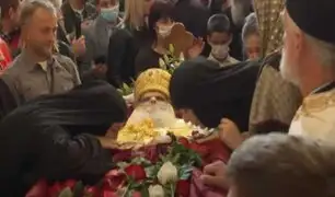 Despiden a arzobispo de Montenegro fallecido por COVID-19 con besos a su cuerpo