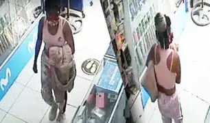Mujer roba laptop de una tienda de venta de celulares