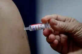 COVID-19: recomiendan no usar vacuna de AstraZeneca con mayores de 65 años