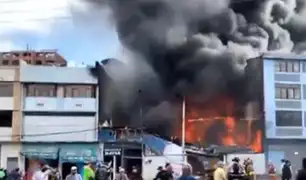 Cusco: voraz incendio destruye almacén de plástico