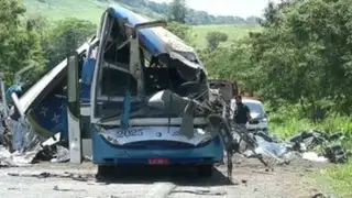 Brasil: al menos 40 muertos dejó aparatoso choque entre autobús y camión